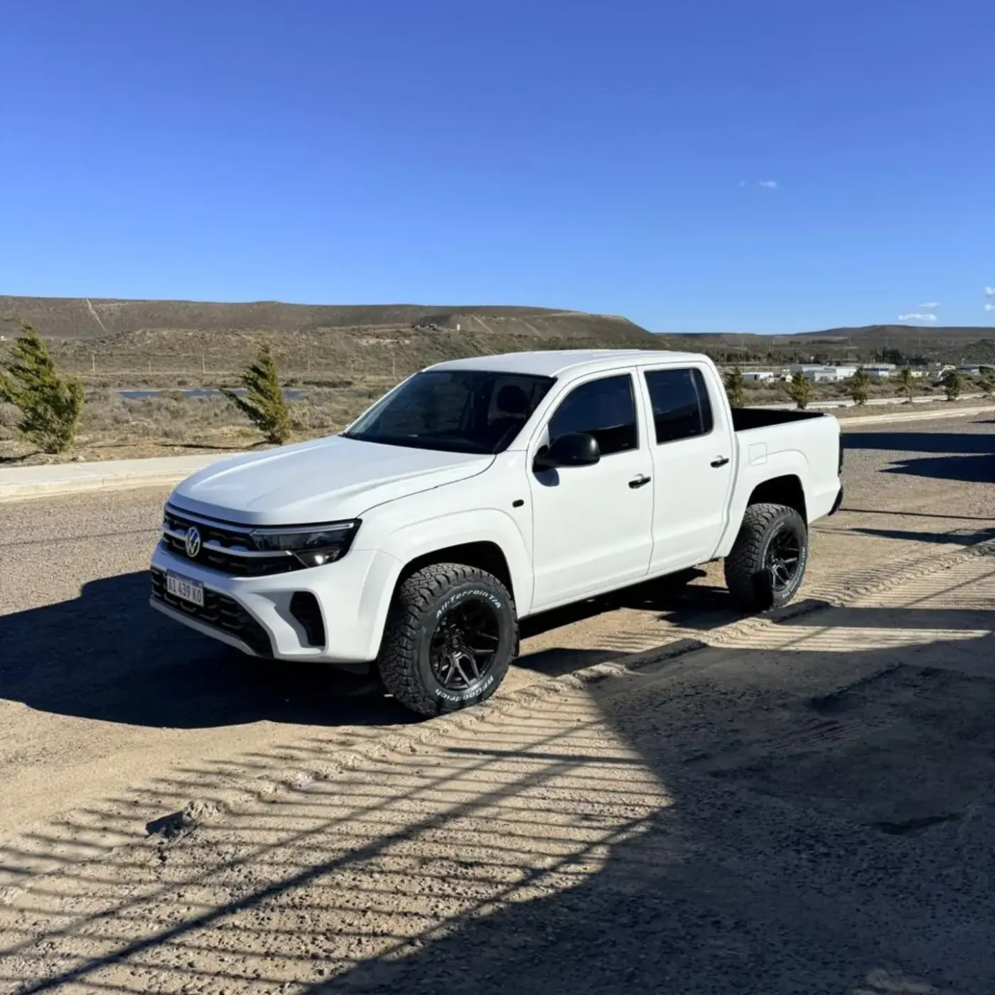 Amarok blanca en ripio con llantas negras