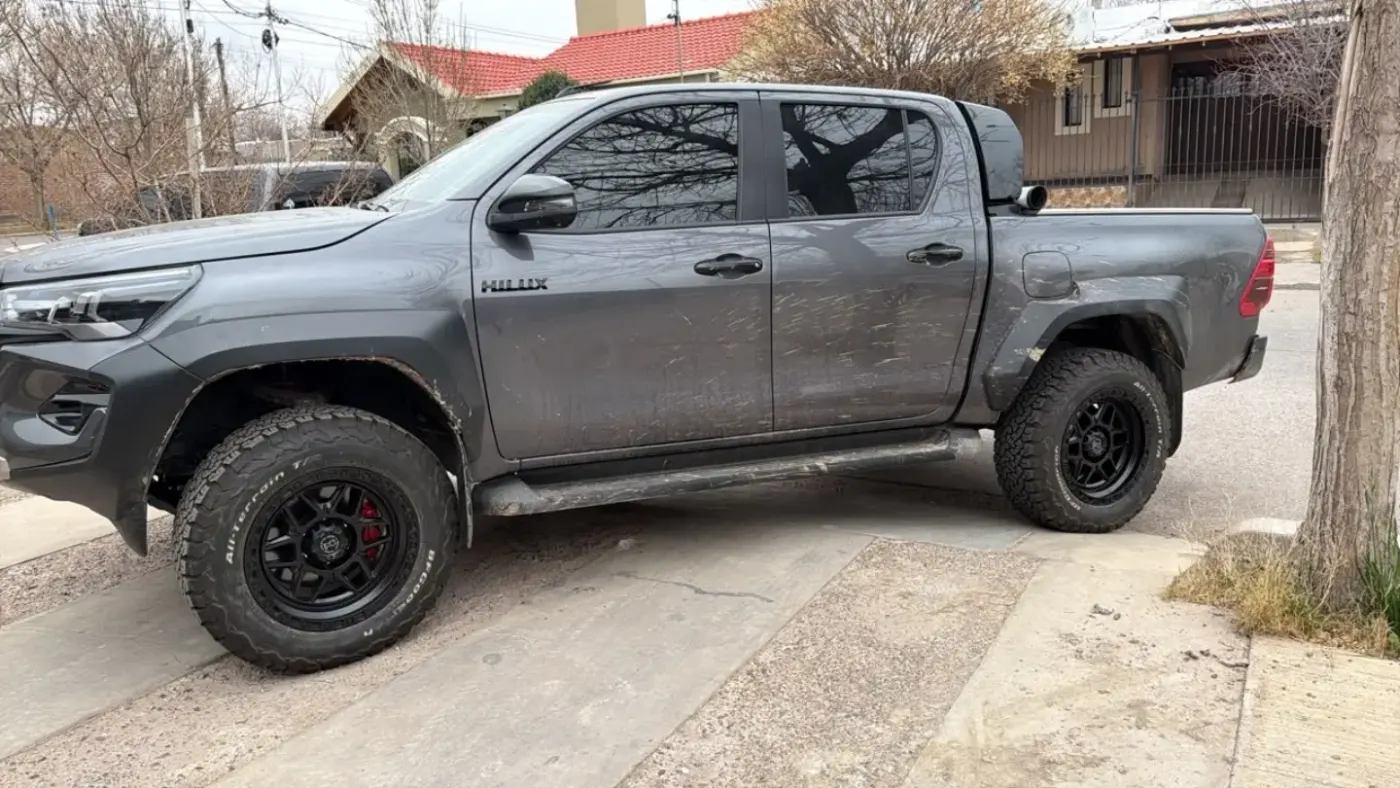 Hilux doble cabina con Black Rhino aro 18