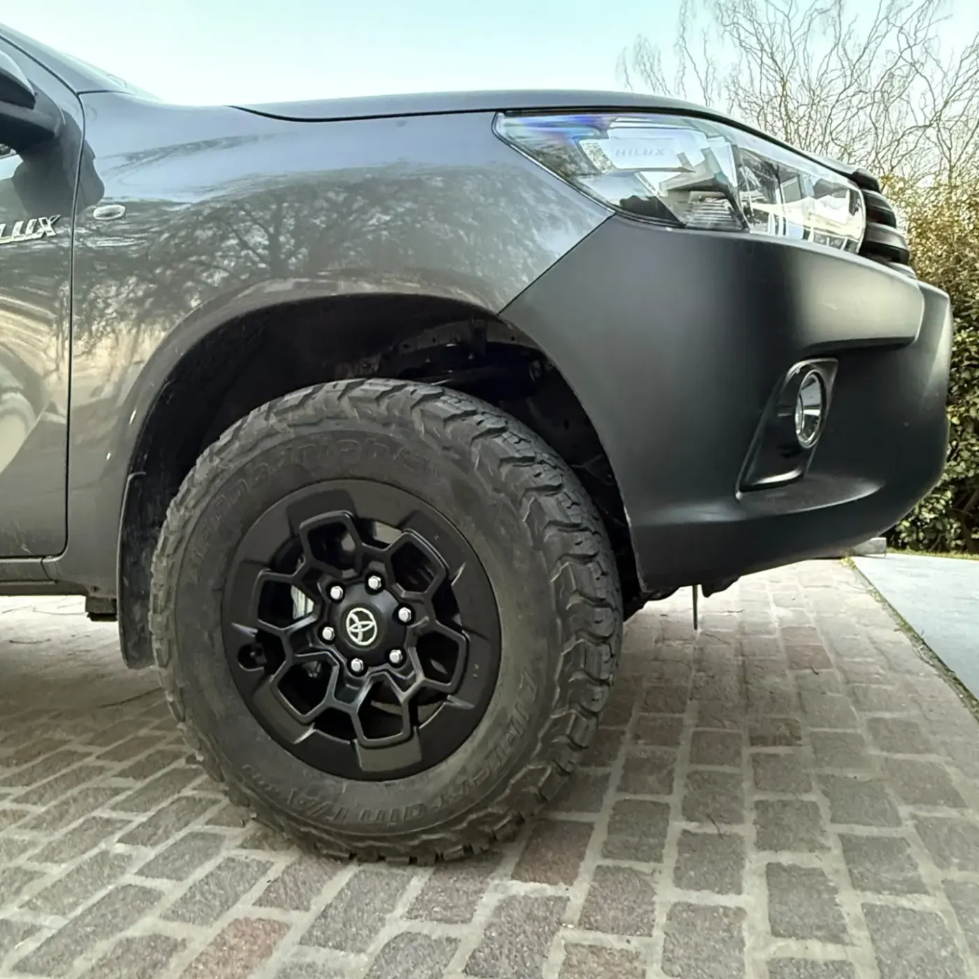 Toyota Hilux gris con llantas negras aro 17