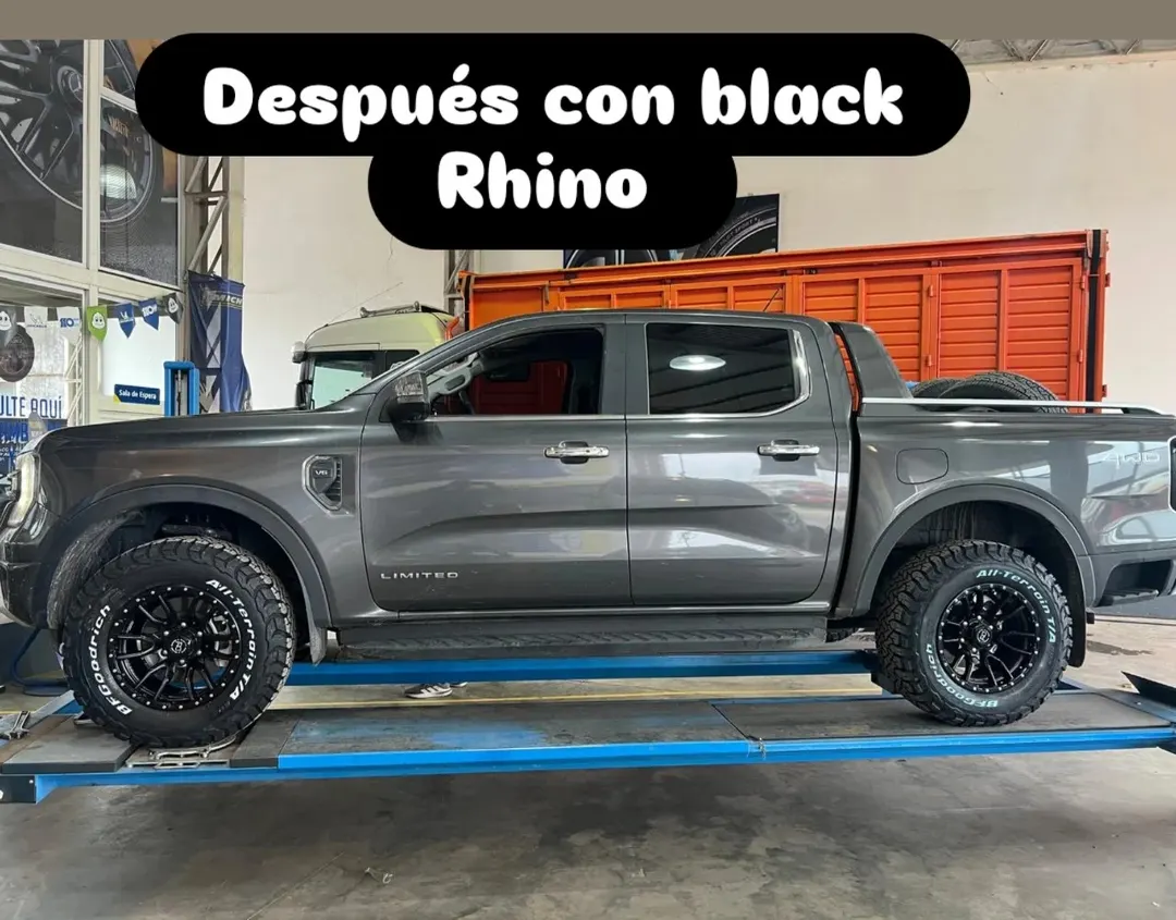 Ford Ranger gris con llantas Black Rhino